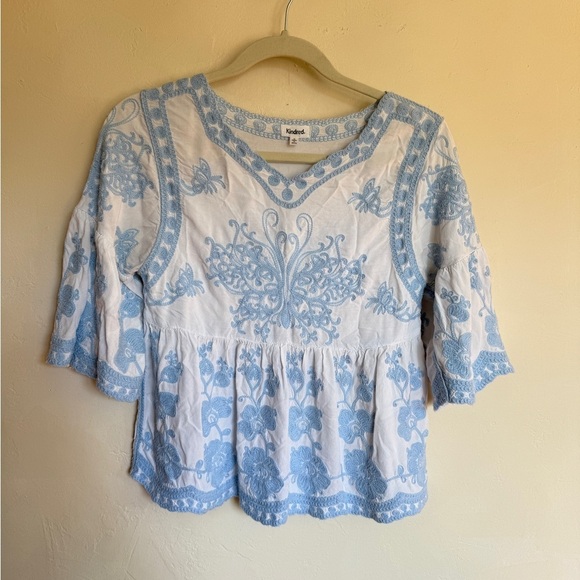 Kindred Tops - Kindred shirt Women's Medium White Blue Embroidered Blouse Boho Mexican floral